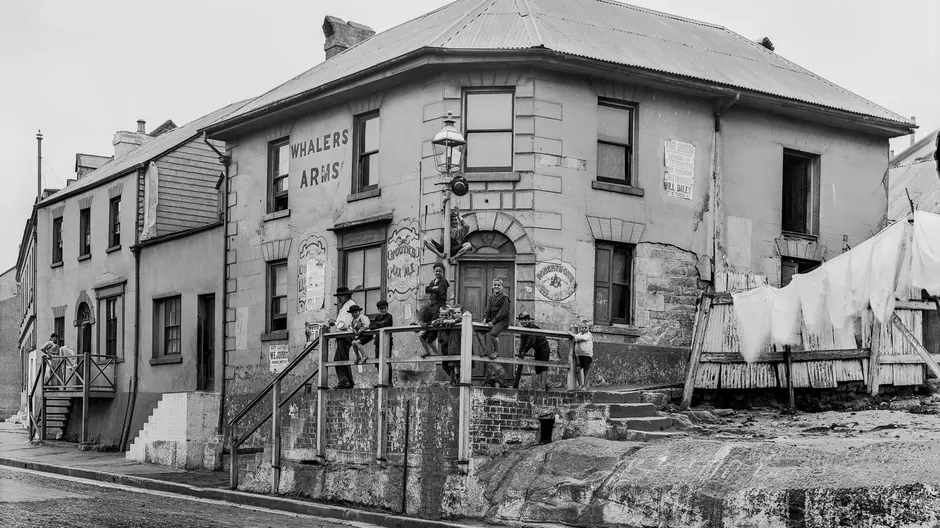 Black and white photo of the old Whaler's Arms Hotel, on the corner of Gloucester and Essex Streets, c. 1901.