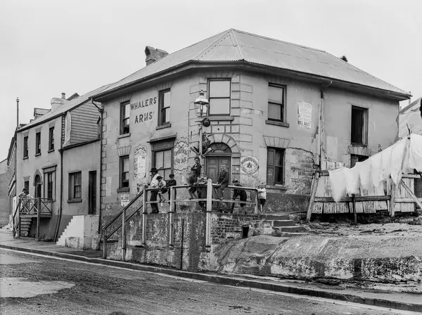 Black and white photo of the old Whaler's Arms Hotel, on the corner of Gloucester and Essex Streets, c. 1901.