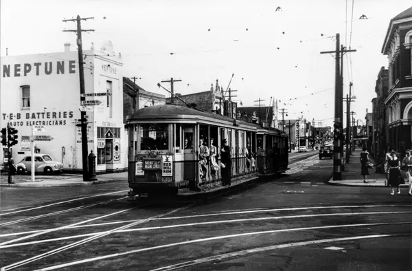 Black and white photo of a tram heading down Botany and Henderson Roads in 1953.