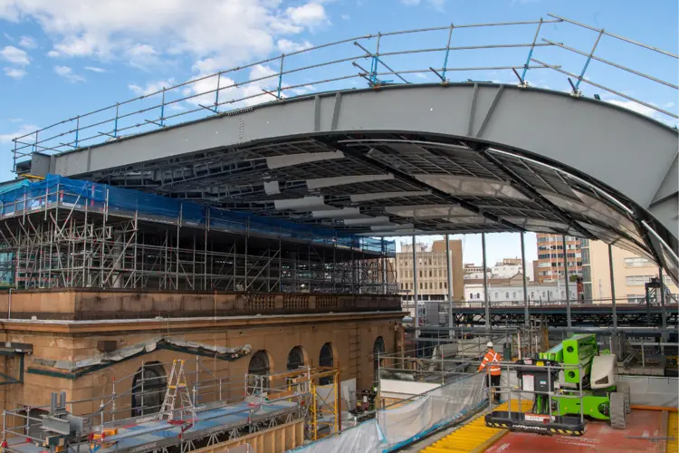 A side on view of the curved designed of the new feature roof at Central Station Northern Concourse. 