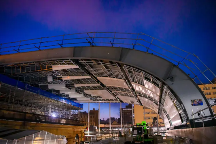 A side on view of the curved designed of the new feature roof at Central Station Northern Concourse. 