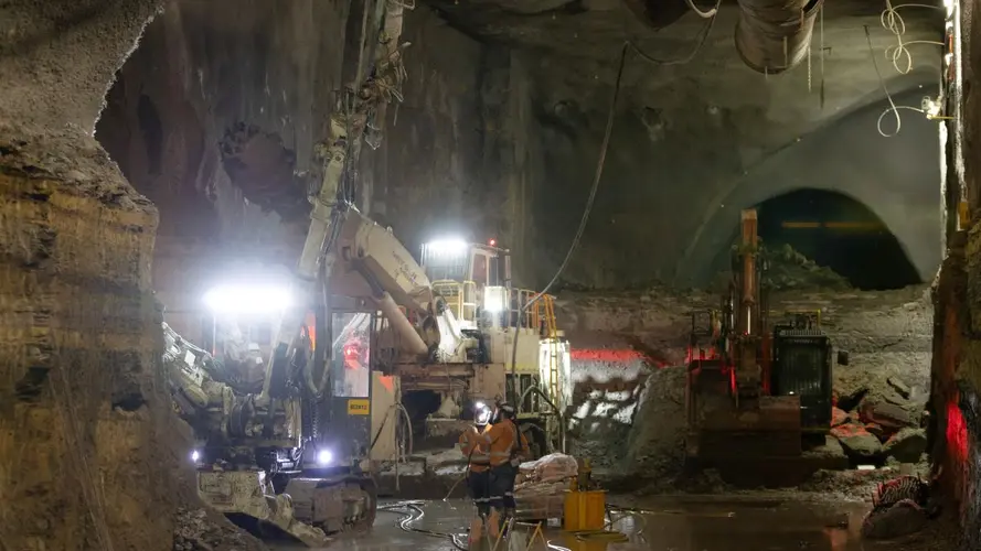 Machines and workers in the tunnel